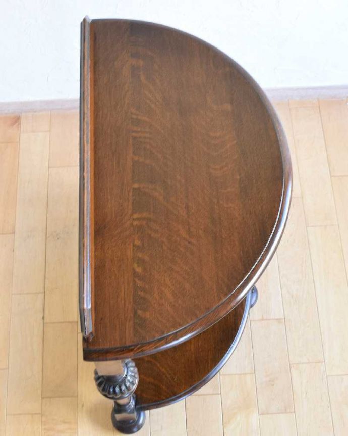 アンティークのテーブル アンティーク家具 英国輸入のアンティーク家具、お洒落な脚が付いたコンソールテーブル(棚付き)。上から見ると半分のお月様が見えますハーフムーン(半月型)の天板には、何を置いても素敵に魅せてくれる力があります。(q-1354-f)