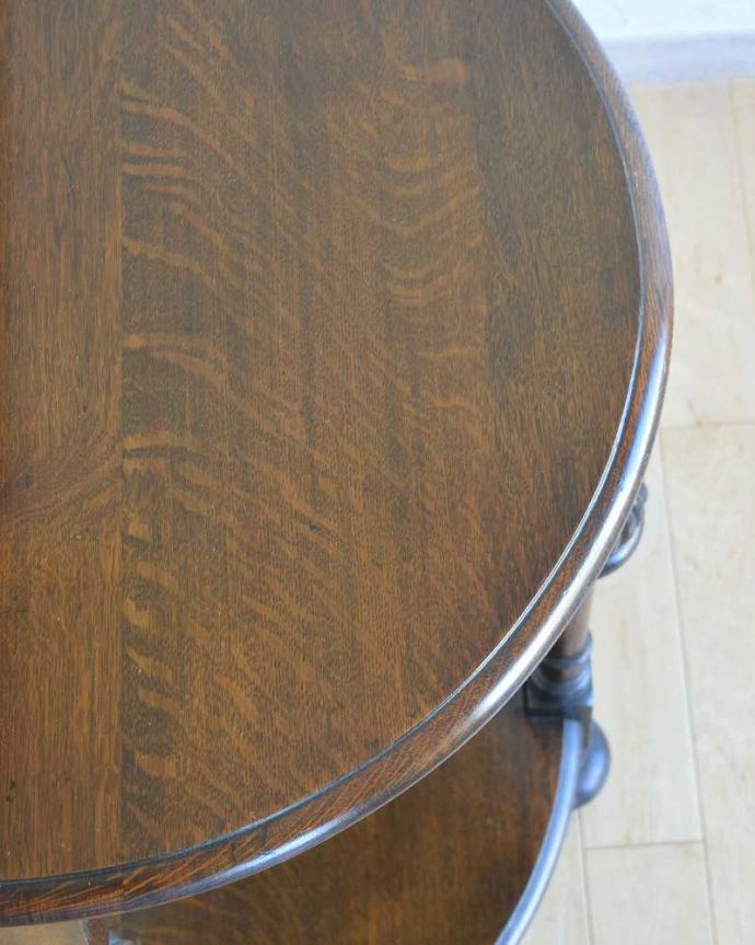 アンティークのテーブル アンティーク家具 英国輸入のアンティーク家具、お洒落な脚が付いたコンソールテーブル(棚付き)。修復には自信がありますHandleでは専門の職人が修復する際、古い塗装を剥離してキレイにお直ししています。(q-1354-f)