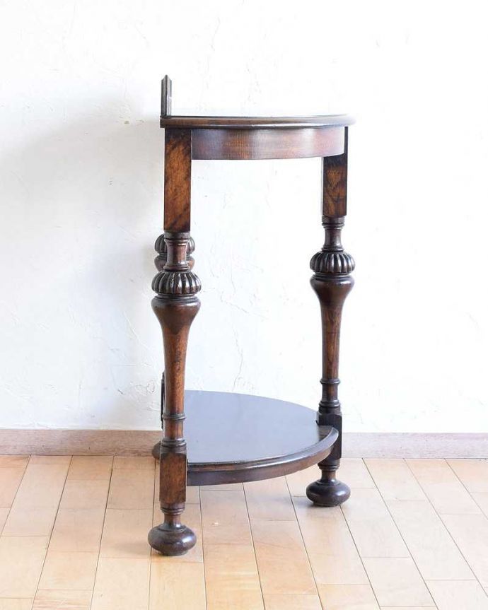 アンティークのテーブル アンティーク家具 英国輸入のアンティーク家具、お洒落な脚が付いたコンソールテーブル(棚付き)。グルっと180度。(q-1354-f)