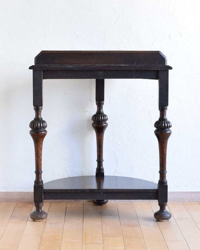 アンティークのテーブル アンティーク家具 英国輸入のアンティーク家具、お洒落な脚が付いたコンソールテーブル(棚付き)。後ろ姿にも自信があります。(q-1354-f)