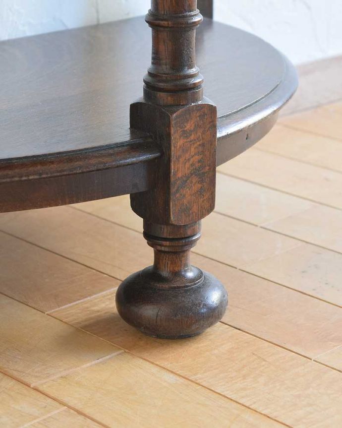 アンティークのテーブル アンティーク家具 英国輸入のアンティーク家具、お洒落な脚が付いたコンソールテーブル(棚付き)。持ち上げなくても移動できます!Handleのアンティークは、脚の裏にフェルトキーパーをお付けしていますので、床を滑らせてれば女性1人でも移動が簡単です。(q-1354-f)