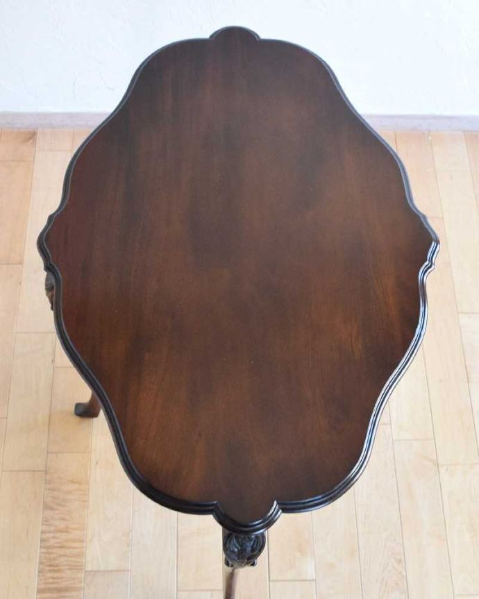 アンティークのテーブル アンティーク家具 高級感たっぷりのアンティーク家具、脚の先まで美しいオケージョナルテーブル。天板の形を見てみると・・・テーブルの形を上から見ると、こんな感じです。(q-1356-f)