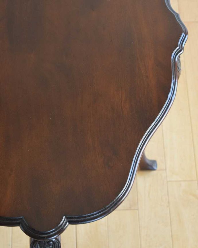 アンティークのテーブル アンティーク家具 高級感たっぷりのアンティーク家具、脚の先まで美しいオケージョナルテーブル。天板の周りのデザインもステキ天板の周りのカッティングも美しいんです。(q-1356-f)