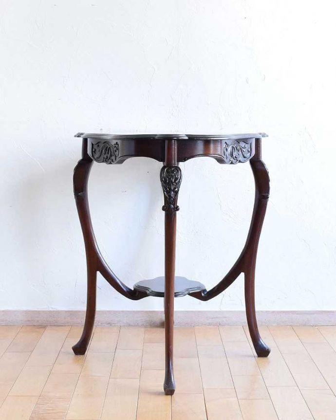 アンティークのテーブル アンティーク家具 高級感たっぷりのアンティーク家具、脚の先まで美しいオケージョナルテーブル。こちら側も、もちろんキレイです!アンティークは新品ではないので、もちろん経年変化によるキズはありますが、専門の職人がキレイにお直しをしているので、どの角度から見てもキレイです。(q-1356-f)