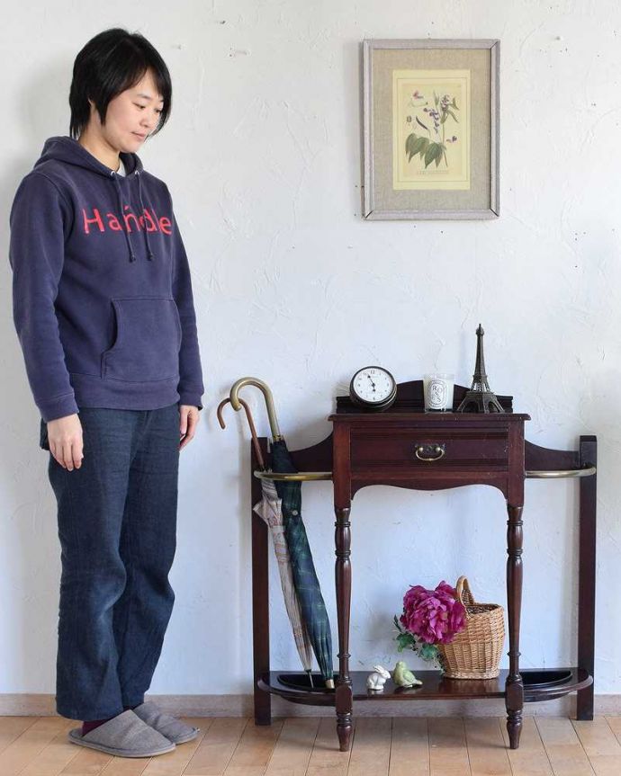 アンティークの玄関収納　アンティーク家具　脚まで美しい英国輸入のアンティークステッキスタンド（傘立て） 。英国紳士の身だしなみのために作られた家具実は傘立てではなくステッキを立てて置くためのスタンド。(q-1357-f)