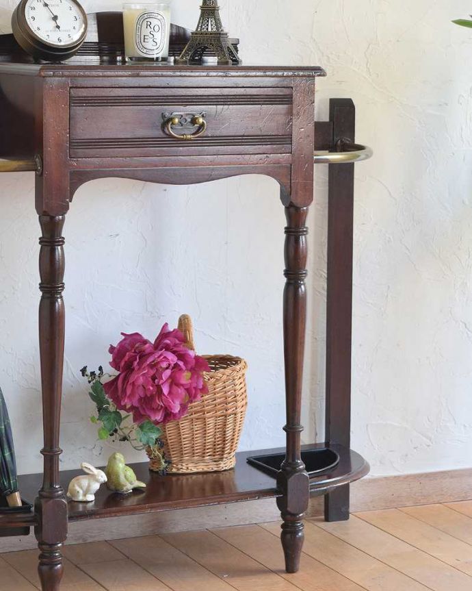 アンティークの玄関収納　アンティーク家具　脚まで美しい英国輸入のアンティークステッキスタンド（傘立て） 。玄関を華やかにしてくれる英国デザイン海を渡って来てくれたおかげで、日本ではとても素敵な傘立てとして使えます。(q-1357-f)