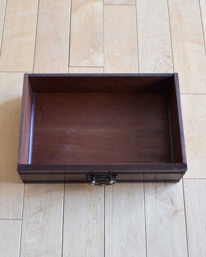 アンティークの玄関収納　アンティーク家具　脚まで美しい英国輸入のアンティークステッキスタンド（傘立て） 。コレは便利！引き出し付きです靴ブラシや鍵など玄関で使う細々としたものを収納しておける引き出しも付いています。(q-1357-f)