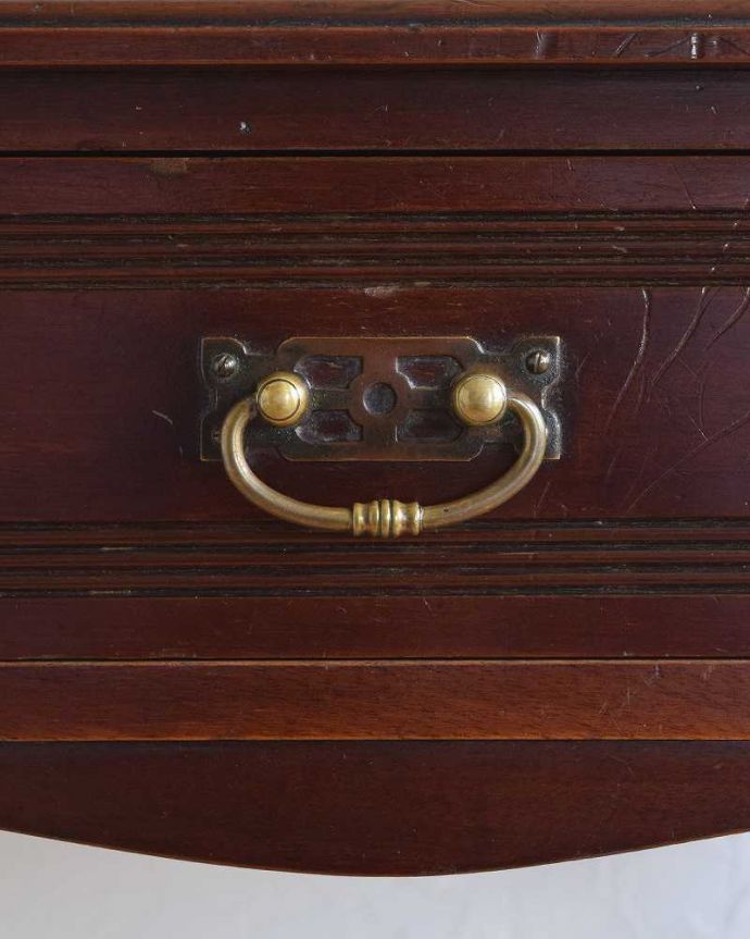 アンティークの玄関収納　アンティーク家具　脚まで美しい英国輸入のアンティークステッキスタンド（傘立て） 。アンティークらしい取っ手引き出しの取っ手もアンティークらしいデザインで素敵です。(q-1357-f)