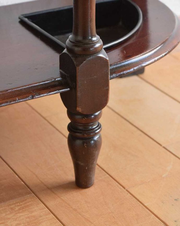 アンティークの玄関収納　アンティーク家具　脚まで美しい英国輸入のアンティークステッキスタンド（傘立て） 。持ち上げなくても移動できますHandleのアンティークは、脚の裏にフェルトキーパーをお付けしていますので、持ち上げなくても床を滑らせて移動させることが出来ます。(q-1357-f)