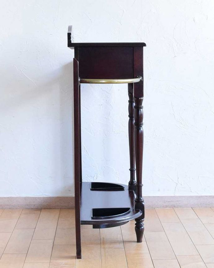アンティークの玄関収納　アンティーク家具　脚まで美しい英国輸入のアンティークステッキスタンド（傘立て） 。横顔も美しく！こんな風に見えます専門の職人が、一度バラしてキレイに組み直しました。(q-1357-f)