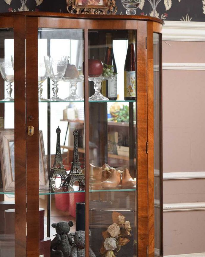 アンティークのキャビネット アンティーク家具 英国のクラシックなアンティーク家具、ミラーがキラキラ輝くガラスキャビネット(飾り棚) 。ガラス越しに中をのぞいてみると・・・光りが入るとミラーに反射してキラッと輝くから、中に入れたものにまるでスポットライトが当たっているように見えちゃうんです。(q-1358-f)