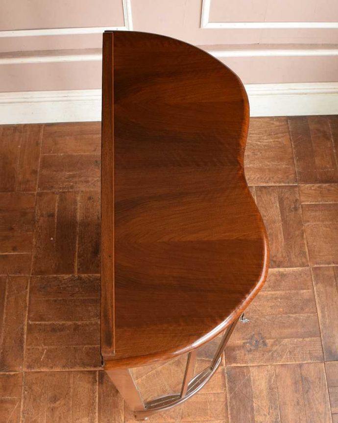 アンティークのキャビネット アンティーク家具 英国のクラシックなアンティーク家具、ミラーがキラキラ輝くガラスキャビネット(飾り棚) 。上から見るとよく分かるキャビネットの形全体の形はこんな感じです。(q-1358-f)