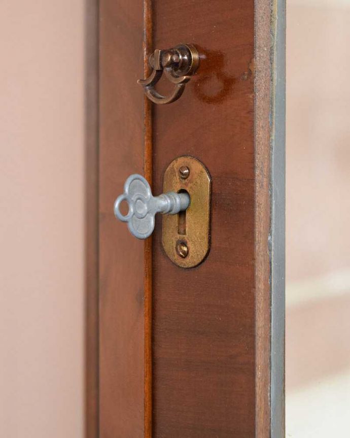 アンティークのキャビネット アンティーク家具 英国のクラシックなアンティーク家具、ミラーがキラキラ輝くガラスキャビネット(飾り棚) 。開ける度にワクワクする取っ手鍵が取っ手になっているので、中を開ける度にまるで宝箱を開ける気分です。(q-1358-f)