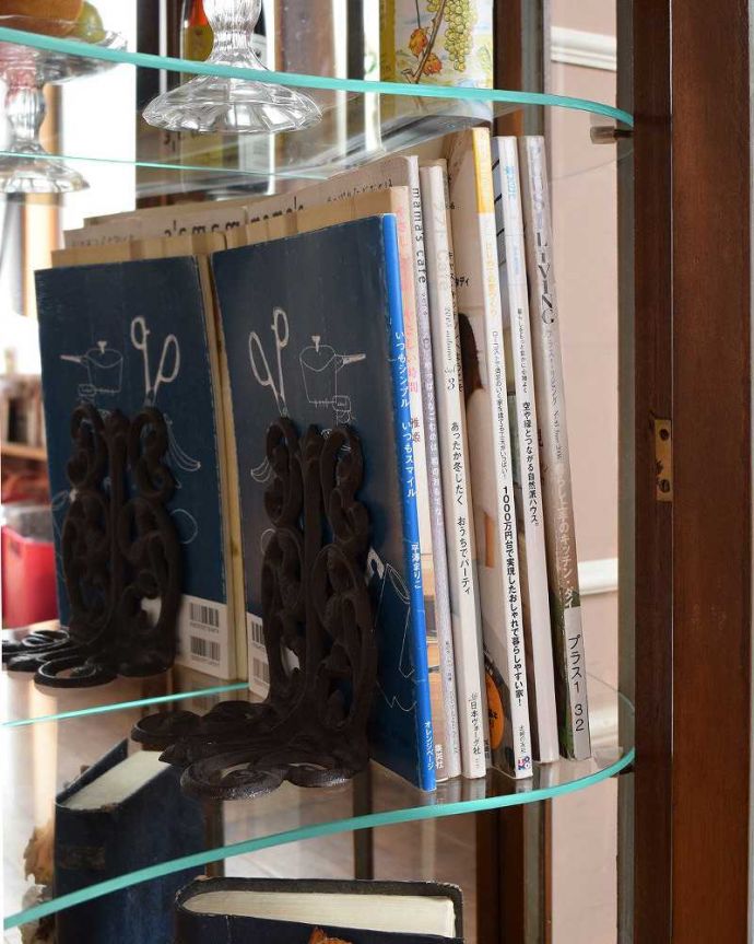 アンティークのキャビネット アンティーク家具 英国のクラシックなアンティーク家具、ミラーがキラキラ輝くガラスキャビネット(飾り棚) 。A4サイズの雑誌も収納できる優等生雑誌まで収納できる高さ!本や雑誌もたっぷり収納出来ます。(q-1358-f)