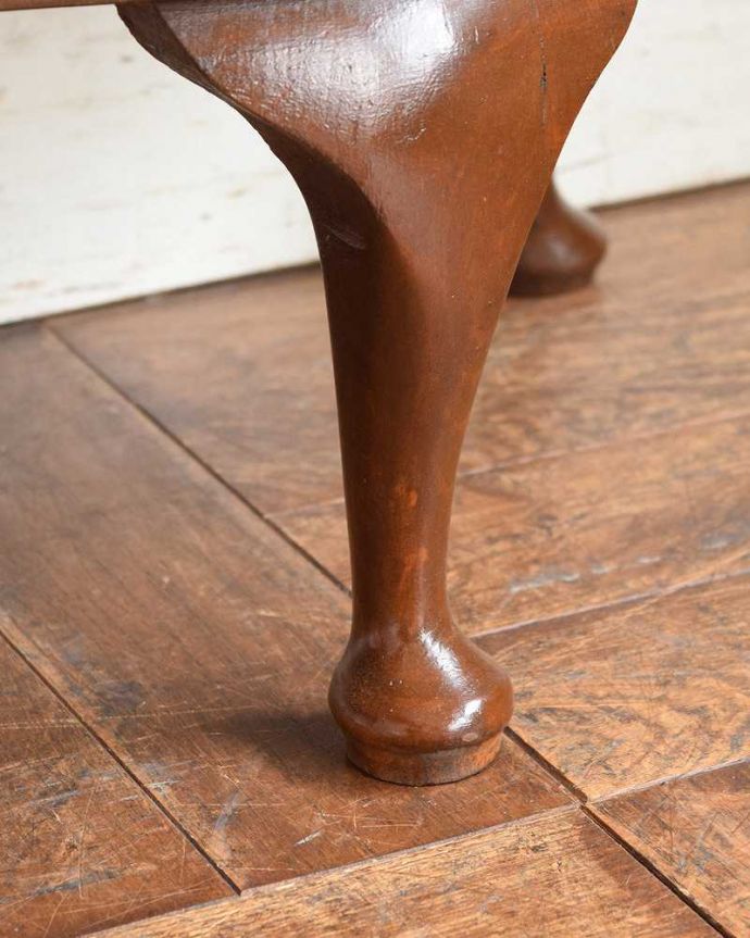 アンティークのキャビネット アンティーク家具 英国のクラシックなアンティーク家具、ミラーがキラキラ輝くガラスキャビネット(飾り棚) 。女性1人でもラクに運べちゃうヒミツHandleのアンティークは、脚の裏にフェルトキーパーをお付けしているので、床を滑らせれば女性でも移動がカンタンに出来ます!ご安心下さい。(q-1358-f)