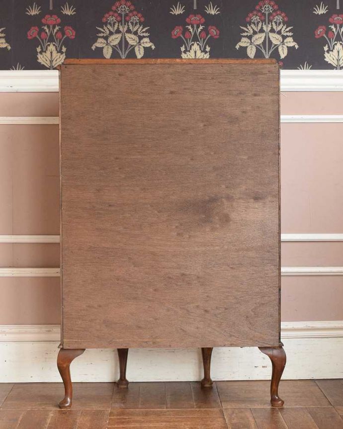 アンティークのキャビネット アンティーク家具 英国のクラシックなアンティーク家具、ミラーがキラキラ輝くガラスキャビネット(飾り棚) 。もちろん背中を見てもキレイですアンティークは新品ではないので経年変化によるキズはありますが、専門の職人がキレイにお直ししたので、背中もキレイです。(q-1358-f)