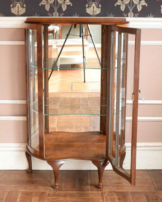 アンティークのキャビネット アンティーク家具 英国のクラシックなアンティーク家具、ミラーがキラキラ輝くガラスキャビネット(飾り棚) 。ミラーの効果で、なんだか大きく見えます背板の鏡にキャビネット自身が映し出されて、まるで丸い形のキャビネットに見えちゃうんです。(q-1358-f)