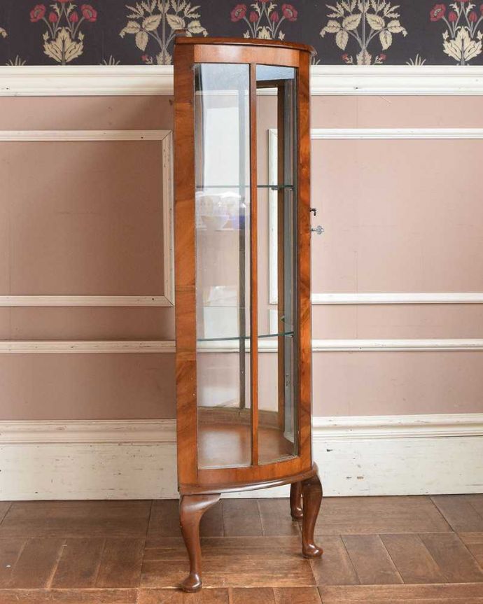 アンティークのキャビネット アンティーク家具 英国のクラシックなアンティーク家具、ミラーがキラキラ輝くガラスキャビネット(飾り棚) 。横から見てもステキ背板以外の三方向がガラスで囲まれたキャビネット。(q-1358-f)