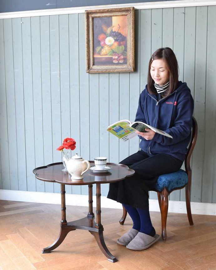 アンティークのテーブル アンティーク家具 パッと花開く可愛いお花の天板のアンティーク家具、コーヒーテーブル。どこでも使える英国デザインのコーヒーテーブルどんな場所でも気軽に実用的に使えるコーヒーテーブル。(q-1359-f)