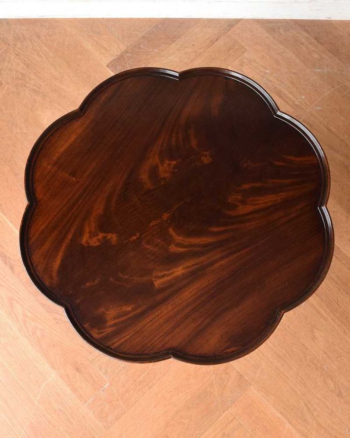 アンティークのテーブル アンティーク家具 パッと花開く可愛いお花の天板のアンティーク家具、コーヒーテーブル。上から見るとこんな感じ。(q-1359-f)