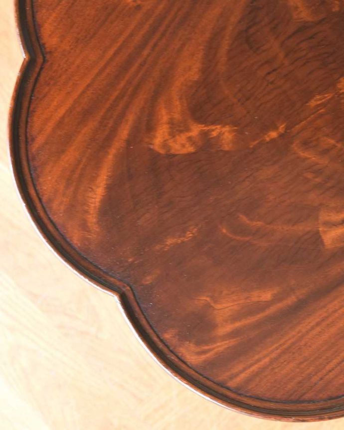 アンティークのテーブル アンティーク家具 パッと花開く可愛いお花の天板のアンティーク家具、コーヒーテーブル。近づいて見てみると・・・アンティークはもちろん新品ではないので小さなキズや汚れはありますが、キレイにお直ししたので満足して頂ける自信があります!。(q-1359-f)