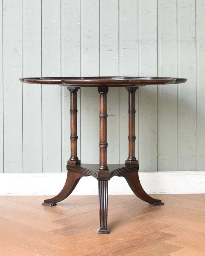 アンティークのテーブル アンティーク家具 パッと花開く可愛いお花の天板のアンティーク家具、コーヒーテーブル。横から見た姿もステキ横から見るとこんな感じ。(q-1359-f)