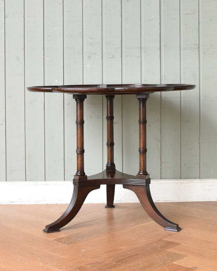 アンティークのテーブル アンティーク家具 パッと花開く可愛いお花の天板のアンティーク家具、コーヒーテーブル。クルッと回転。(q-1359-f)