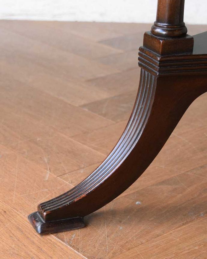 アンティークのテーブル アンティーク家具 パッと花開く可愛いお花の天板のアンティーク家具、コーヒーテーブル。持ち上げなくても移動できます!Handleのアンティークは、脚の裏にフェルトキーパーをお付けしていますので、床を滑らせてれば移動が簡単です。(q-1359-f)