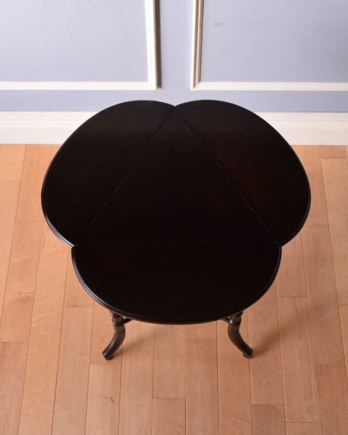 アンティークのテーブル　アンティーク家具　クローバー型の天板がオシャレなアンティーク家具、色んな場所で使えるドロップリーフテーブル。広げた状態。(q-1360-f)