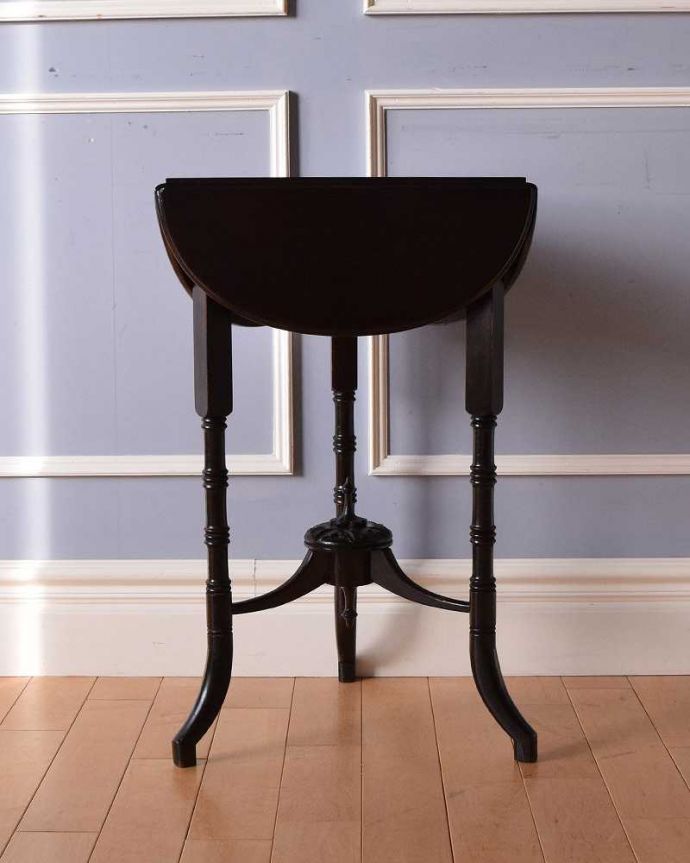 アンティークのテーブル　アンティーク家具　クローバー型の天板がオシャレなアンティーク家具、色んな場所で使えるドロップリーフテーブル。横から見てもステキ閉じるとこんなにコンパクトになるので、壁に付けて片付けることも可能です。(q-1360-f)