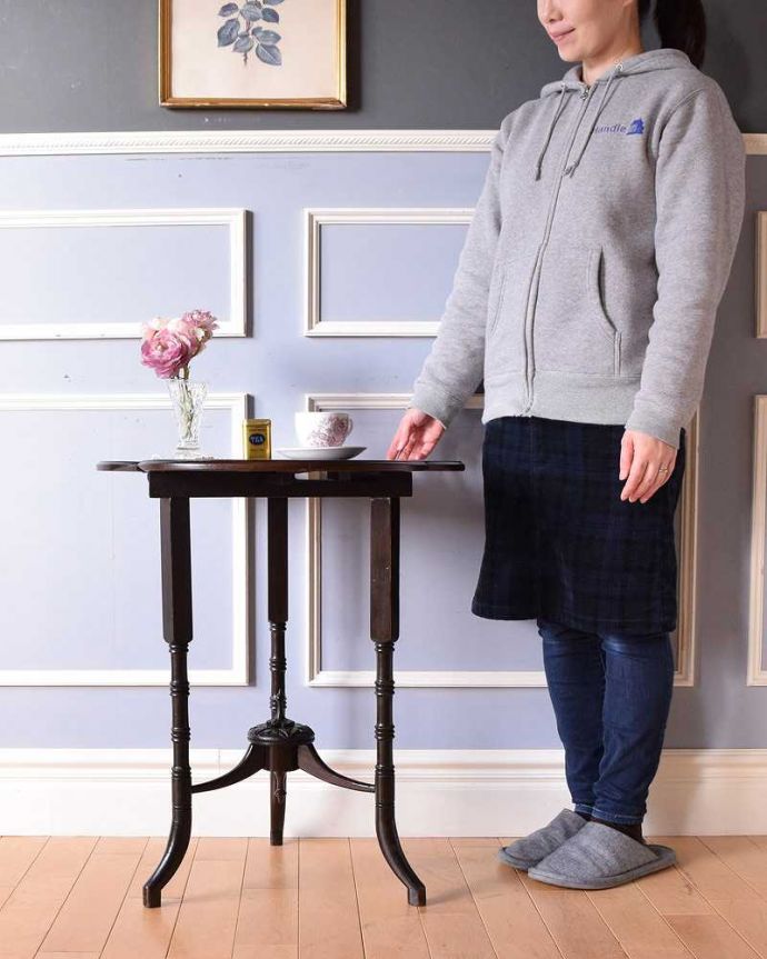 アンティークのテーブル　アンティーク家具　クローバー型の天板がオシャレなアンティーク家具、色んな場所で使えるドロップリーフテーブル。サイズが変えられる小さなテーブルお友達とお茶したり、趣味の時間を過ごしたり、…大きさを変えていろんな使い方が楽しめます。(q-1360-f)