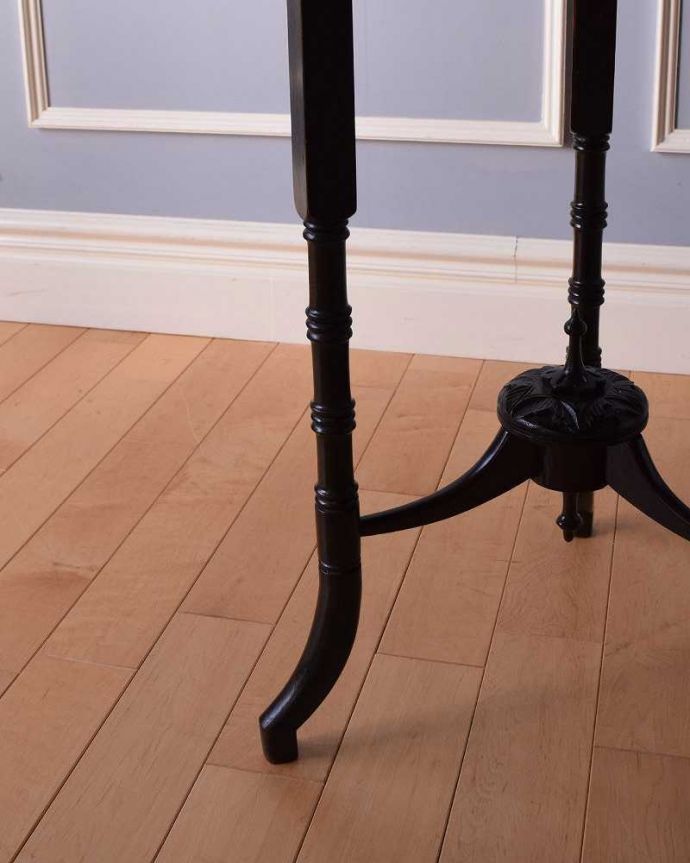 アンティークのテーブル　アンティーク家具　クローバー型の天板がオシャレなアンティーク家具、色んな場所で使えるドロップリーフテーブル。持ち上げなくても移動できます！Handleのアンティークは、脚の裏にフェルトキーパーをお付けしていますので、持ち上げなくても床を滑らせて移動させることが出来ます。(q-1360-f)