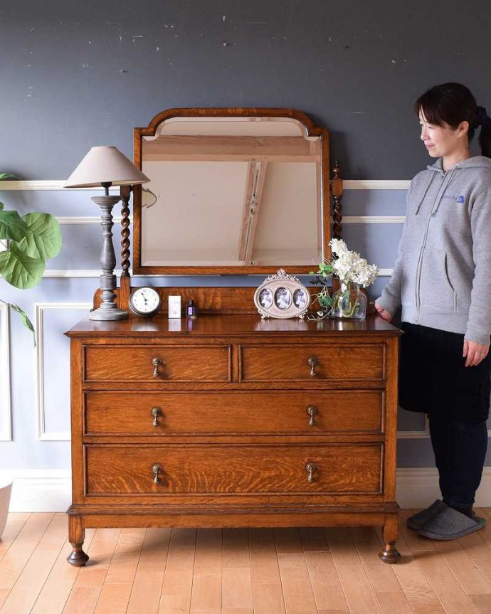 アンティークのドレッサー　アンティーク家具　ミラー付きのアンティーク英国家具、実用的なドレッシングチェスト。鏡だけじゃない！収納もタップリ出来ちゃうアンティーク家具日本でドレッサーと呼ばれる家具。(q-1362-f)
