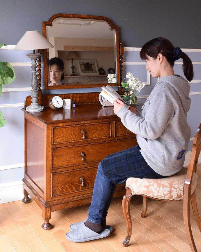 アンティークのドレッサー　アンティーク家具　ミラー付きのアンティーク英国家具、実用的なドレッシングチェスト。寝室だけじゃなく、リビングでも玄関でも･･･ドレッサーと言うと寝室の家具ってイメージがありますが、ドレッシングチェストはデザインも素敵なのでみんなが集まるお部屋で使うのもおススメです。(q-1362-f)