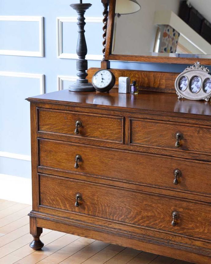 アンティークのドレッサー　アンティーク家具　ミラー付きのアンティーク英国家具、実用的なドレッシングチェスト。英国アンティークらしい凛とした雰囲気木目と彫の美しさが際立つ英国のアンティークらしいドレッシングチェスト。(q-1362-f)