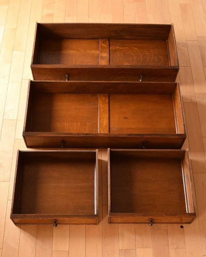 アンティークのドレッサー　アンティーク家具　ミラー付きのアンティーク英国家具、実用的なドレッシングチェスト。たっぷり収納出来るキレイな引き出し引き出しは手前が1段目。(q-1362-f)