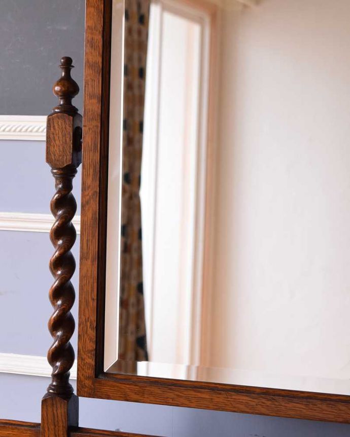 アンティークのドレッサー　アンティーク家具　ミラー付きのアンティーク英国家具、実用的なドレッシングチェスト。キレイな状態のものを選んできましたが、気になる方には新しいミラーに取り替えてお届けします（別途見積もり）。(q-1362-f)