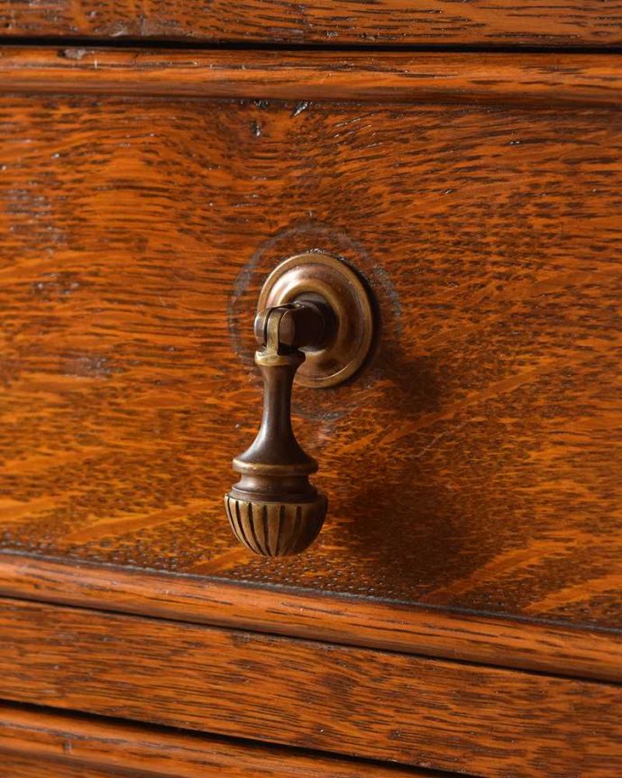 アンティークのドレッサー　アンティーク家具　ミラー付きのアンティーク英国家具、実用的なドレッシングチェスト。アンティークらしい素敵な取っ手・鍵味わい深いアンティークらしい取っ手のデザインからも時間の流れが感じられます。(q-1362-f)