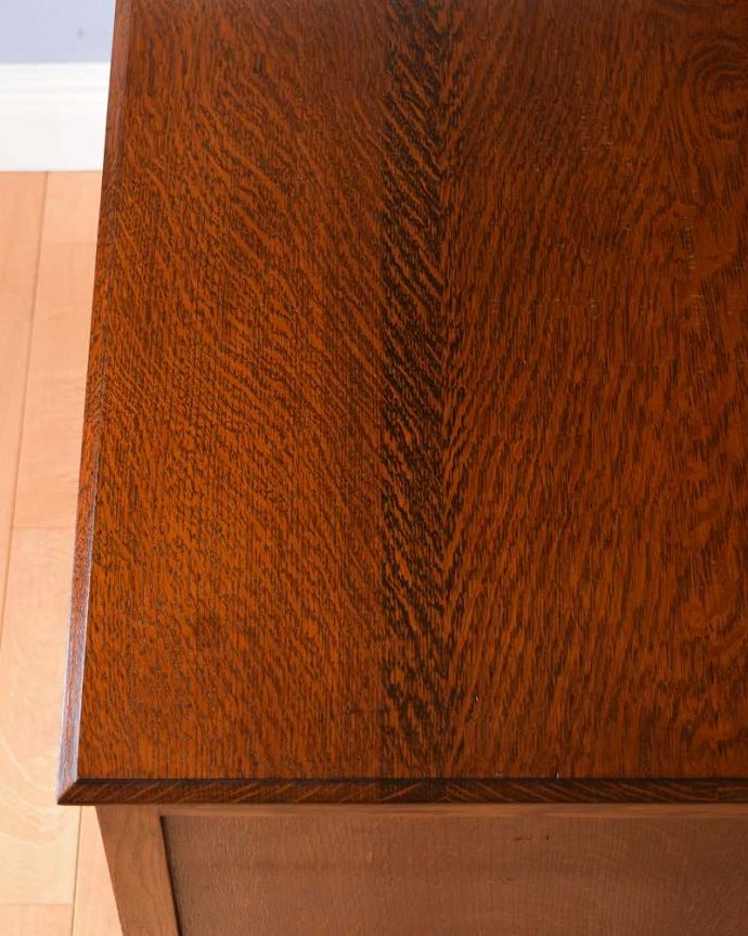 アンティークのドレッサー　アンティーク家具　ミラー付きのアンティーク英国家具、実用的なドレッシングチェスト。天板の塗装もキレイ近づいてみると、ピッカピカでキレイに仕上げた天板の塗装。(q-1362-f)