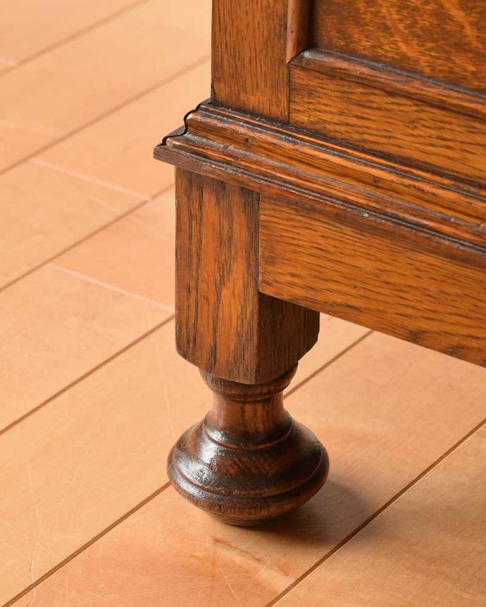 アンティークのドレッサー　アンティーク家具　ミラー付きのアンティーク英国家具、実用的なドレッシングチェスト。女性1人でラクラク運べちゃう仕掛けHandleのアンティークは、脚の裏にフェルトキーパーをお付けしています。(q-1362-f)