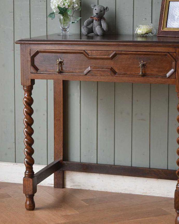 アンティークのデスク・書斎机　アンティーク家具　玄関で使える英国輸入家具、アンティークホールテーブル（ホールデスク）。英国らしい優雅なツイスト脚機能的なデザインのものが多いデスクだけに、アンティークらしく装飾が美しいものは目立ちます。(q-1363-f)