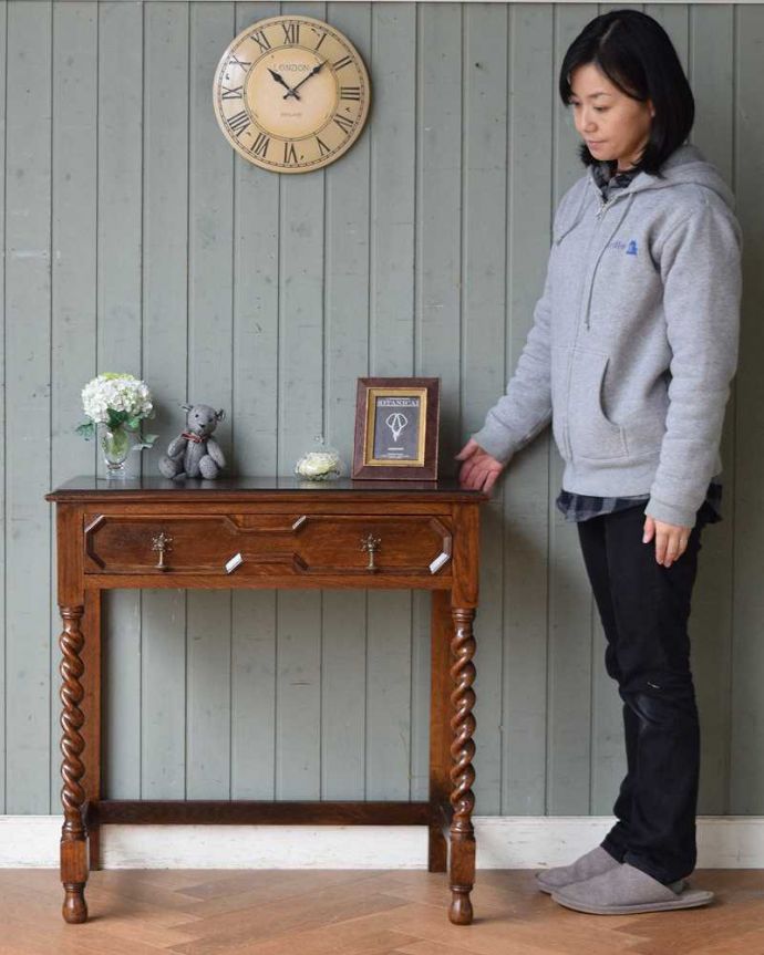 アンティークのデスク・書斎机　アンティーク家具　玄関で使える英国輸入家具、アンティークホールテーブル（ホールデスク）。英国アンティークらしくカッコいい大人のデスクアンティーク家具の中でも特に人気の高いデスク。(q-1363-f)