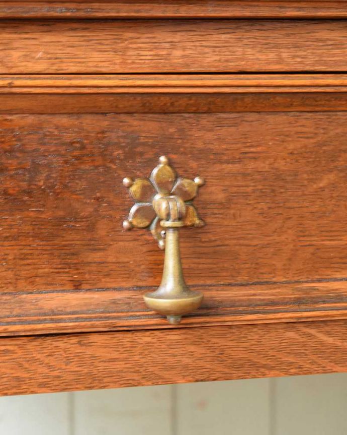 アンティークのデスク・書斎机　アンティーク家具　玄関で使える英国輸入家具、アンティークホールテーブル（ホールデスク）。開ける度にワクワクする取っ手取っ手もアンティークらしく凝ったデザイン。(q-1363-f)