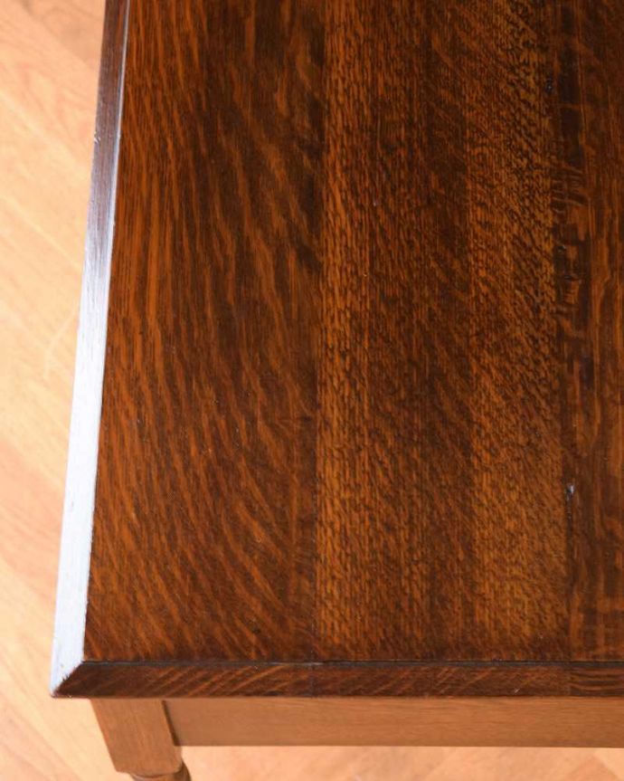 アンティークのデスク・書斎机　アンティーク家具　玄関で使える英国輸入家具、アンティークホールテーブル（ホールデスク）。天板を近くから見ると･･･デスクは天板を使う家具なので、キレイにお直ししました。(q-1363-f)