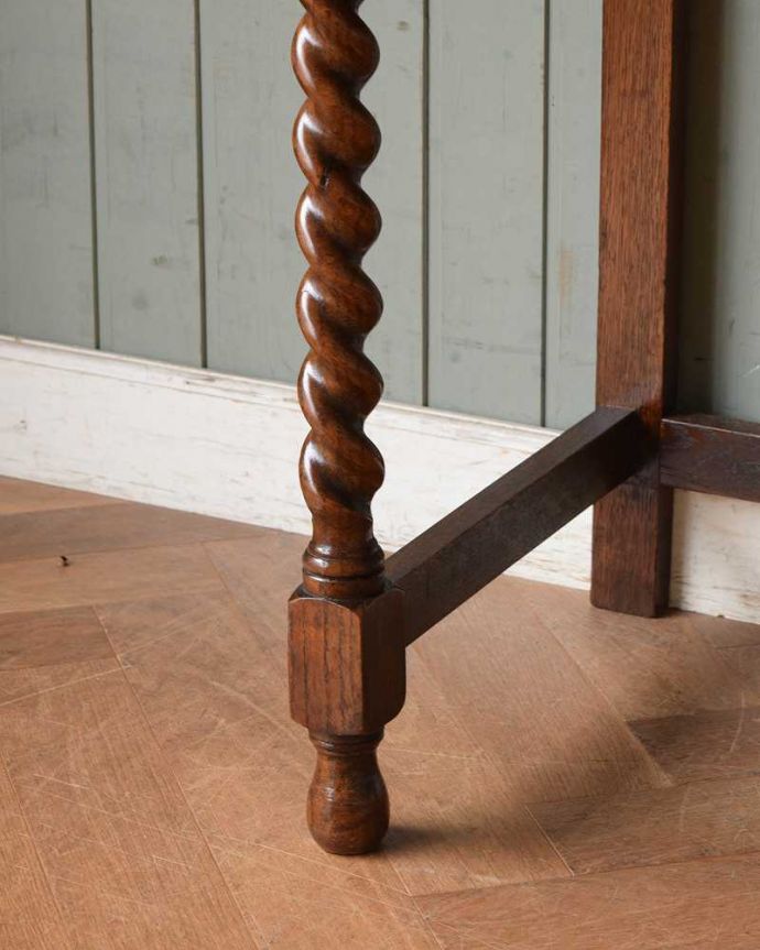 アンティークのデスク・書斎机　アンティーク家具　玄関で使える英国輸入家具、アンティークホールテーブル（ホールデスク）。女性1人でラクラク運べちゃう仕掛けHandleのアンティークは、脚の裏にフェルトキーパーをお付けしています。(q-1363-f)