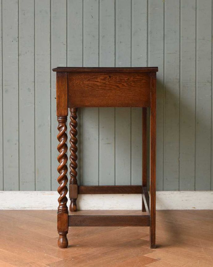 アンティークのデスク・書斎机　アンティーク家具　玄関で使える英国輸入家具、アンティークホールテーブル（ホールデスク）。横顔も美しく！こんな風に見えますもちろん、横側もキレイに修復しているので、横から見てもキレイです。(q-1363-f)