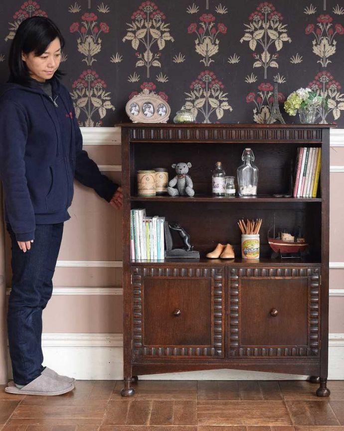 アンティークのキャビネット　アンティーク家具　書斎やリビングで使いたい英国輸入家具、素敵なアンティークブックシェルフ（本棚）。見た目はもちろん実用的に使いやすいオープン棚扉が付いていないオープンタイプの本棚は、便利に使える実力派。(q-1364-f)