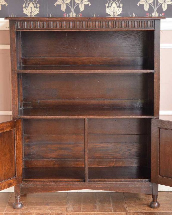 アンティークのキャビネット　アンティーク家具　書斎やリビングで使いたい英国輸入家具、素敵なアンティークブックシェルフ（本棚）。扉の中を開けみると･･･閉じれば見えない扉の中も、もちろん専門の職人がキレイに修復しました。(q-1364-f)
