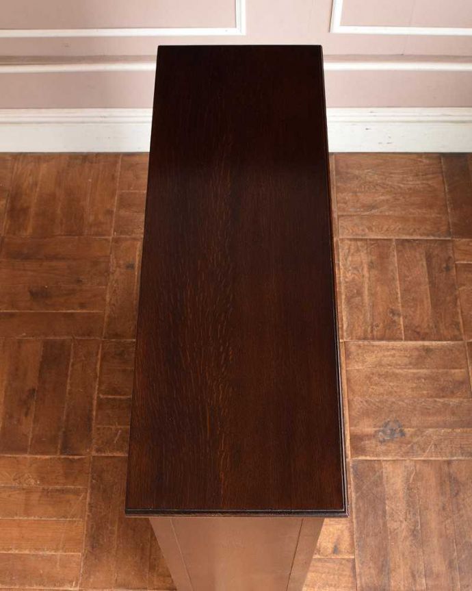 アンティークのキャビネット　アンティーク家具　書斎やリビングで使いたい英国輸入家具、素敵なアンティークブックシェルフ（本棚）。上から見てみると･･･天板の塗装も修復の際、もちろんキレイにお直ししました。(q-1364-f)