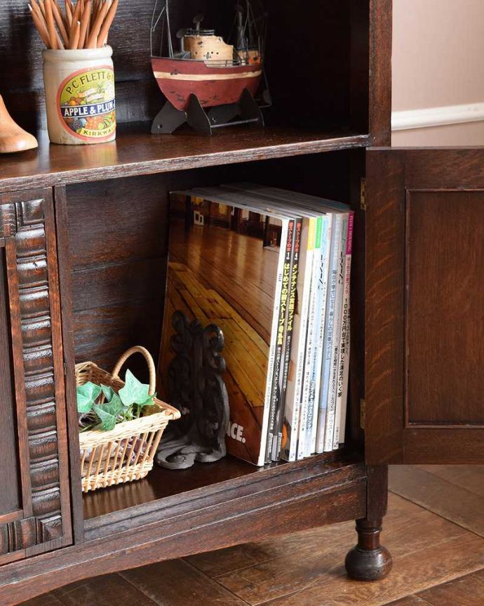 アンティークのキャビネット　アンティーク家具　書斎やリビングで使いたい英国輸入家具、素敵なアンティークブックシェルフ（本棚）。A4サイズも収納出来ちゃう優れものA4サイズの雑誌までしっかり収納出来ちゃう大きさ。(q-1364-f)